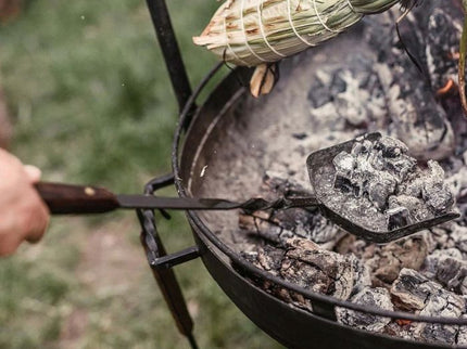 Barebones Cowboy Grill Kolenschep met kolen