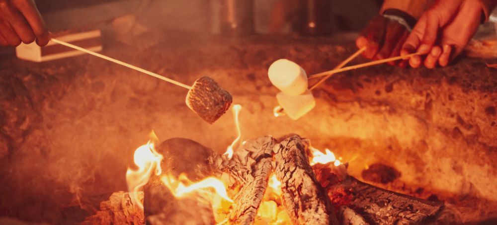 Marshmellows roosteren boven een vuurschaal